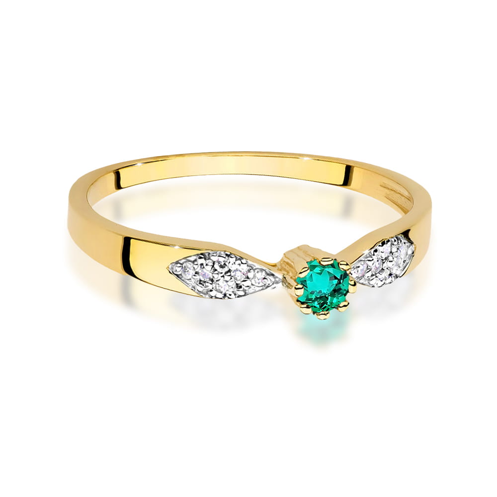 W0613.Z3.EMG.01_2 Złoty pierścionek z zielonym kamieniem szlachetnym i diamentowymi zdobieniami po bokach.