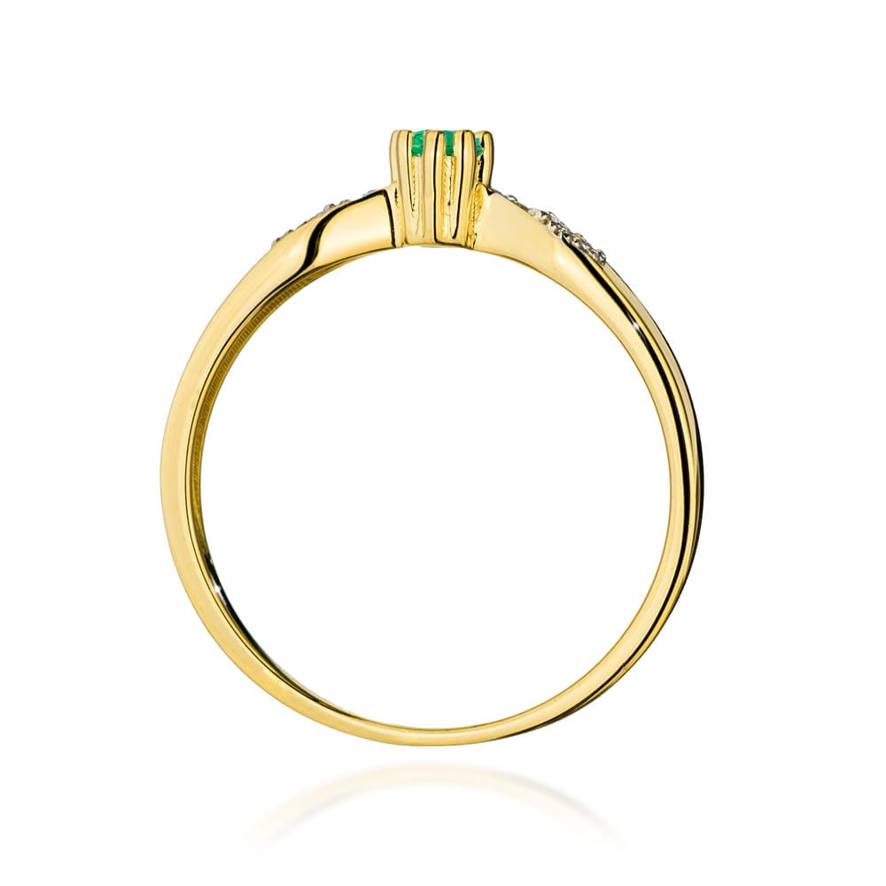 W0613.Z3.EMG.01_3 Złoty pierścionek z diamentami i zielonymi akcentami, elegancki i subtelny w designie.