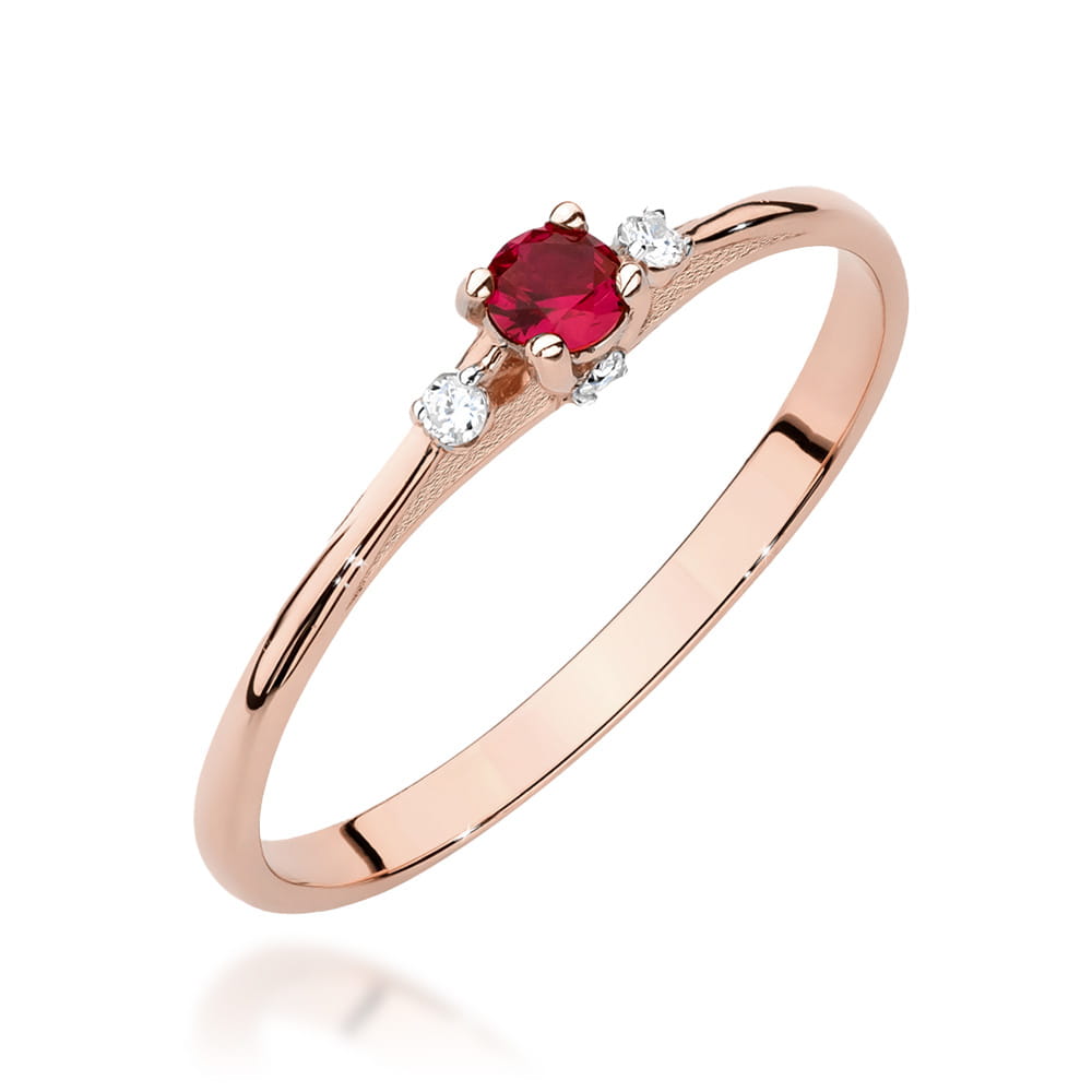 W0614.R3.RUR.01_1 Różowe złote pierścionek z rubinem w centralnej części i dwoma diamentami po bokach.