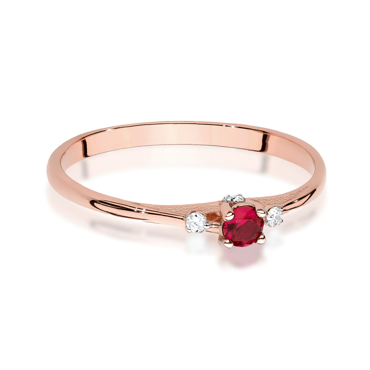 W0614.R3.RUR.01_2 Różowe złote pierścionek z rubinem w centralnej części i dwoma diamentami po bokach.