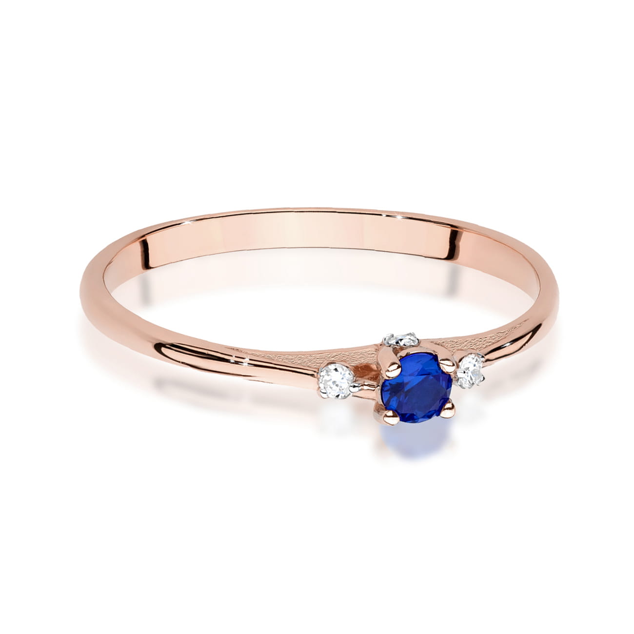 W0614.R3.SAB.01_2 Różowe złote pierścionek z niebieskim kamieniem i trzema diamentami po bokach.