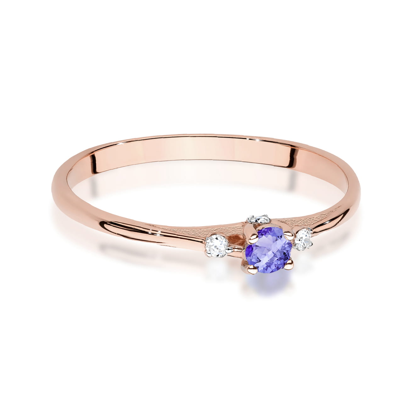 W0614.R3.TAP.01_3 Różowe złote pierścionek z fioletowym kamieniem i dwoma małymi diamentami po bokach.