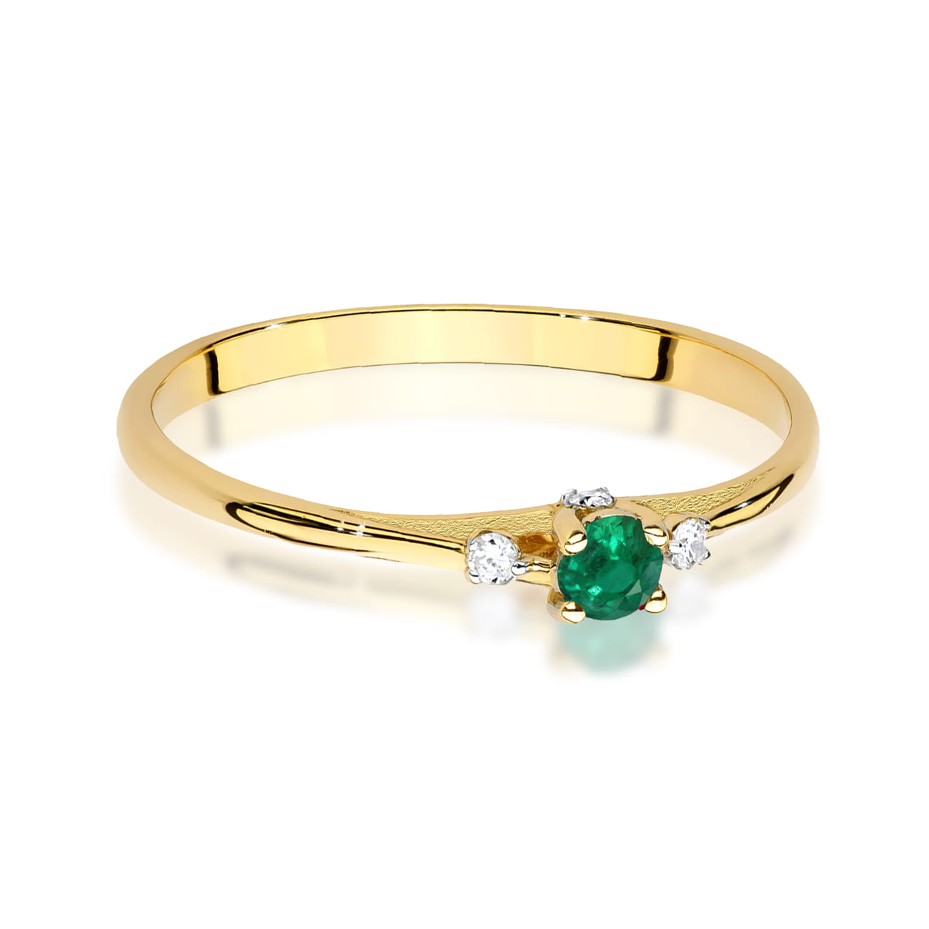 W0614.Z3.EMG.01_2 Złoty pierścionek z zielonym szmaragdem i trzema diamentami po bokach.