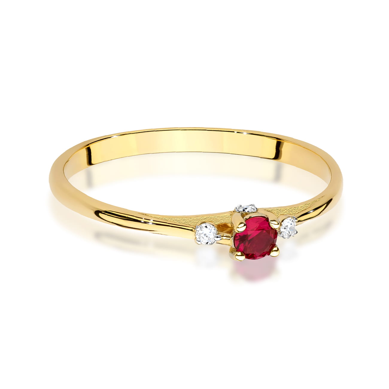 W0614.Z3.RUR.01_2 Złoty pierścionek z rubinem w centralnej części i dwoma diamentami po bokach.