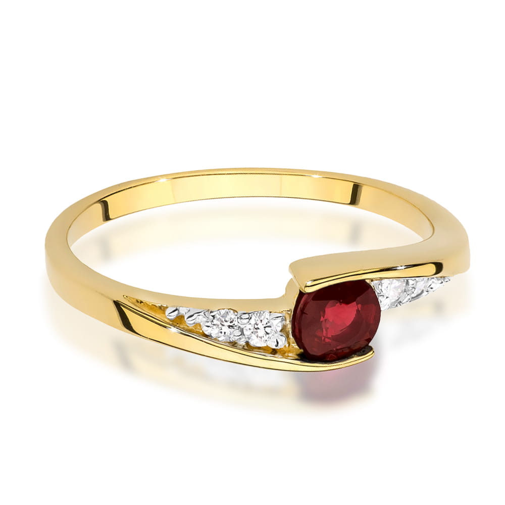 W0618.Z3.RUR.01_2 Złoty pierścionek z rubinem i diamentami, o nowoczesnym, eleganckim designie.