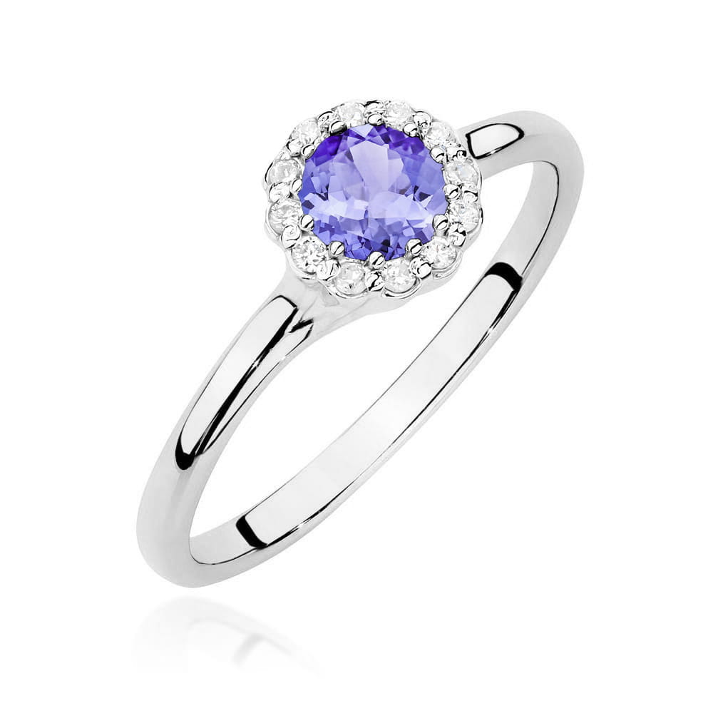 W0622.B3.TAP.01_1 Srebrny pierścionek z okrągłym, fioletowym kamieniem otoczonym małymi, przezroczystymi diamentami.
