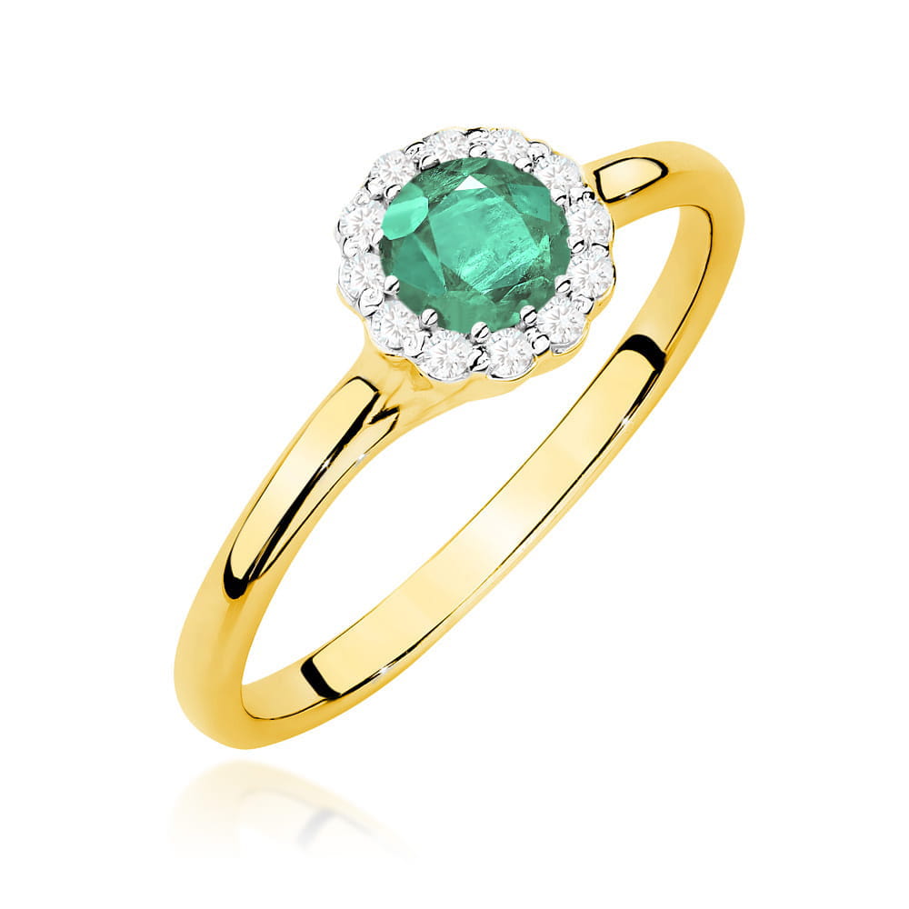 W0622.Z3.EMG.01_1 Złoty pierścionek z okrągłym, zielonym kamieniem otoczonym diamentowymi cyrkoniami.