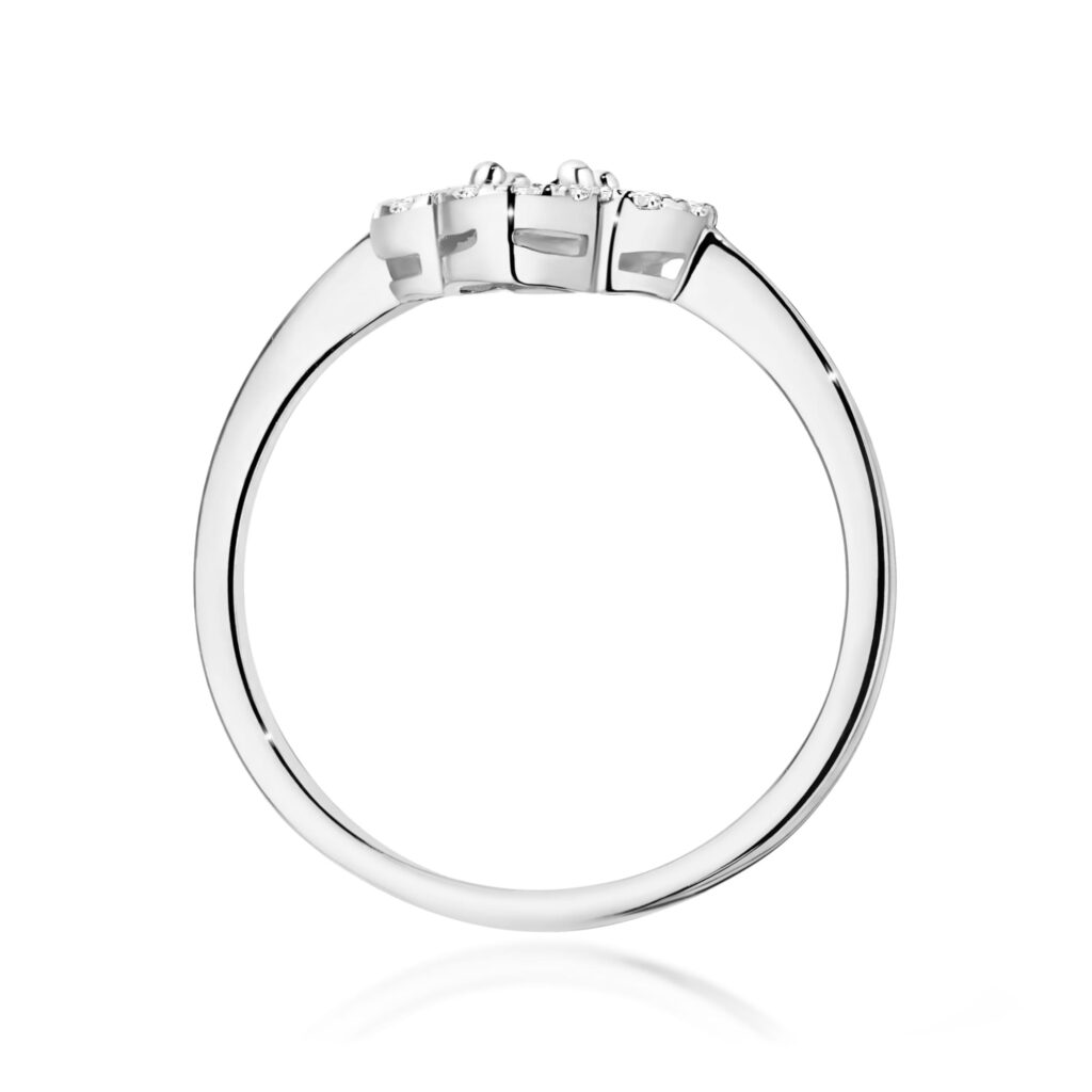 Srebrny pierścionek z trzema małymi diamentami na górze, o prostym, eleganckim designie.