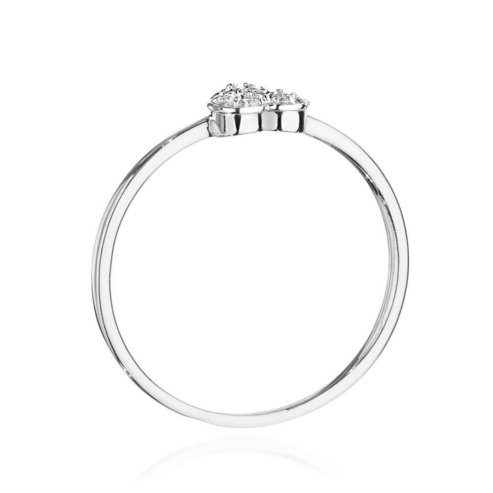 W0641.B3.DIW.01_3 Srebrny pierścionek z sercem, ozdobiony małymi diamentami na górze.