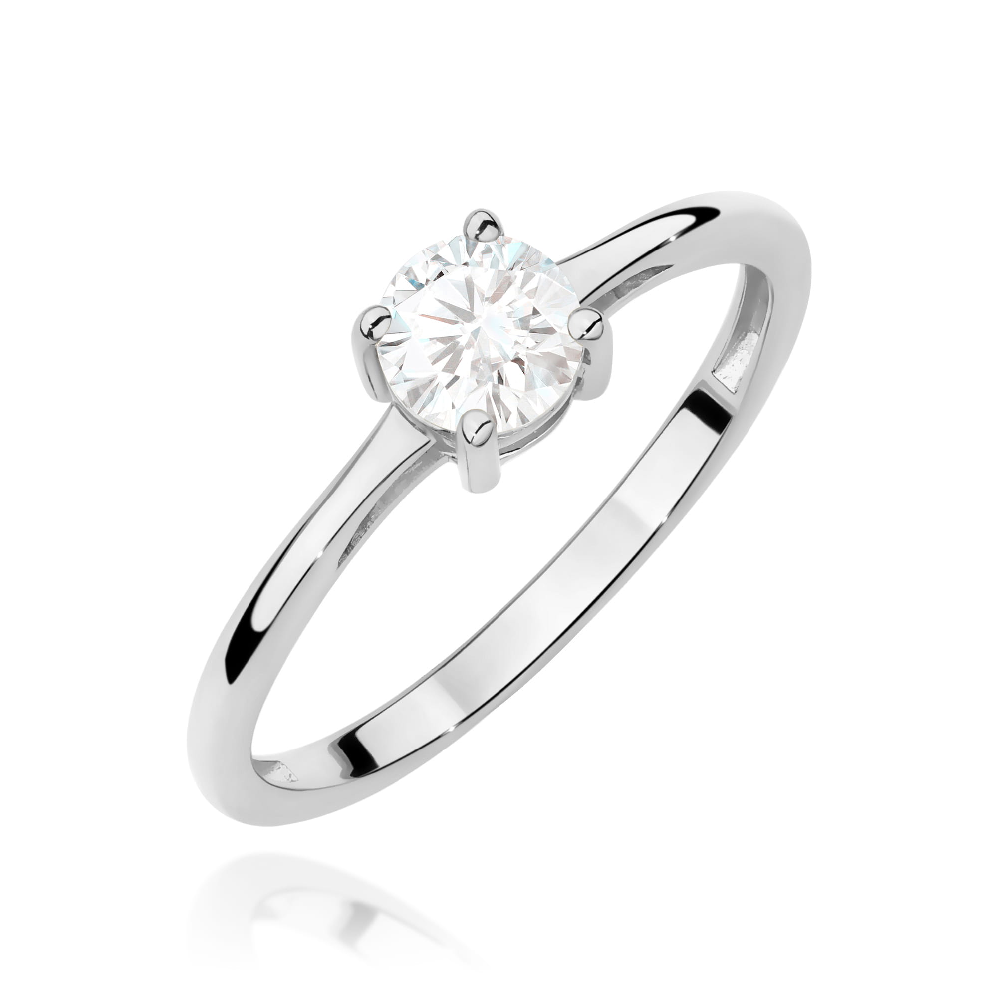 W0656.B3.LDW.01_1 Srebrny pierścionek z okrągłym diamentem osadzonym w sześciu szponach.