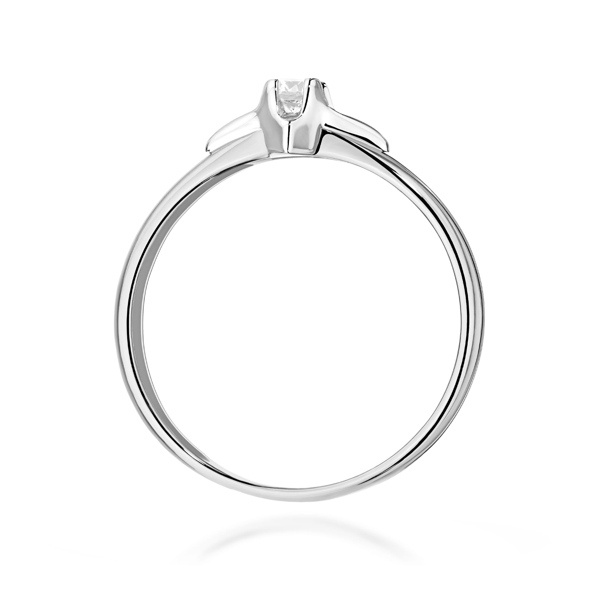 W0666.B3.DIW.01_3 Srebrny pierścionek z pojedynczym diamentem osadzonym w minimalistycznej oprawie.