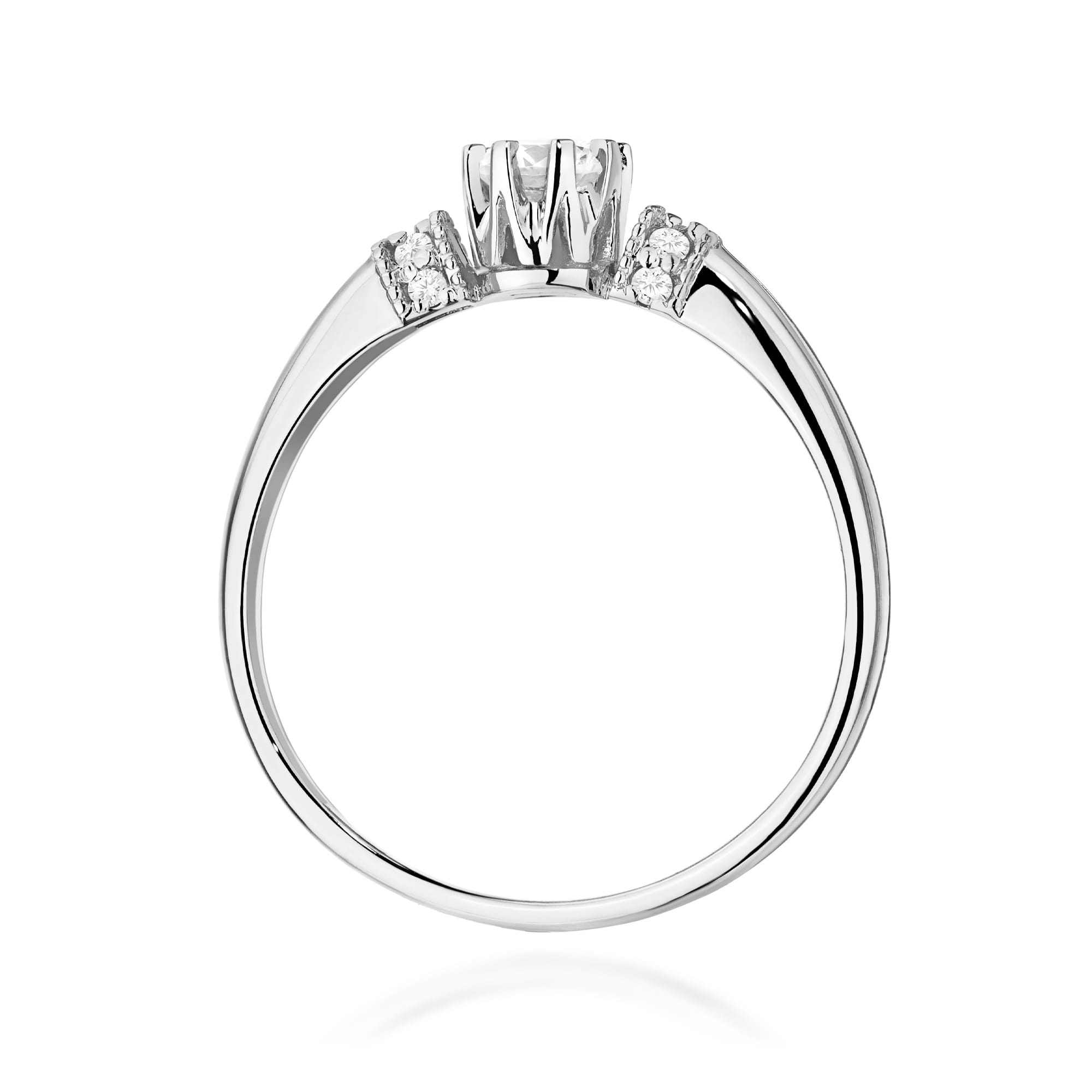 W0667.B3.DIW.01_3 Srebrny pierścionek z centralnym diamentem i dwoma mniejszymi po bokach, elegancki i minimalistyczny.