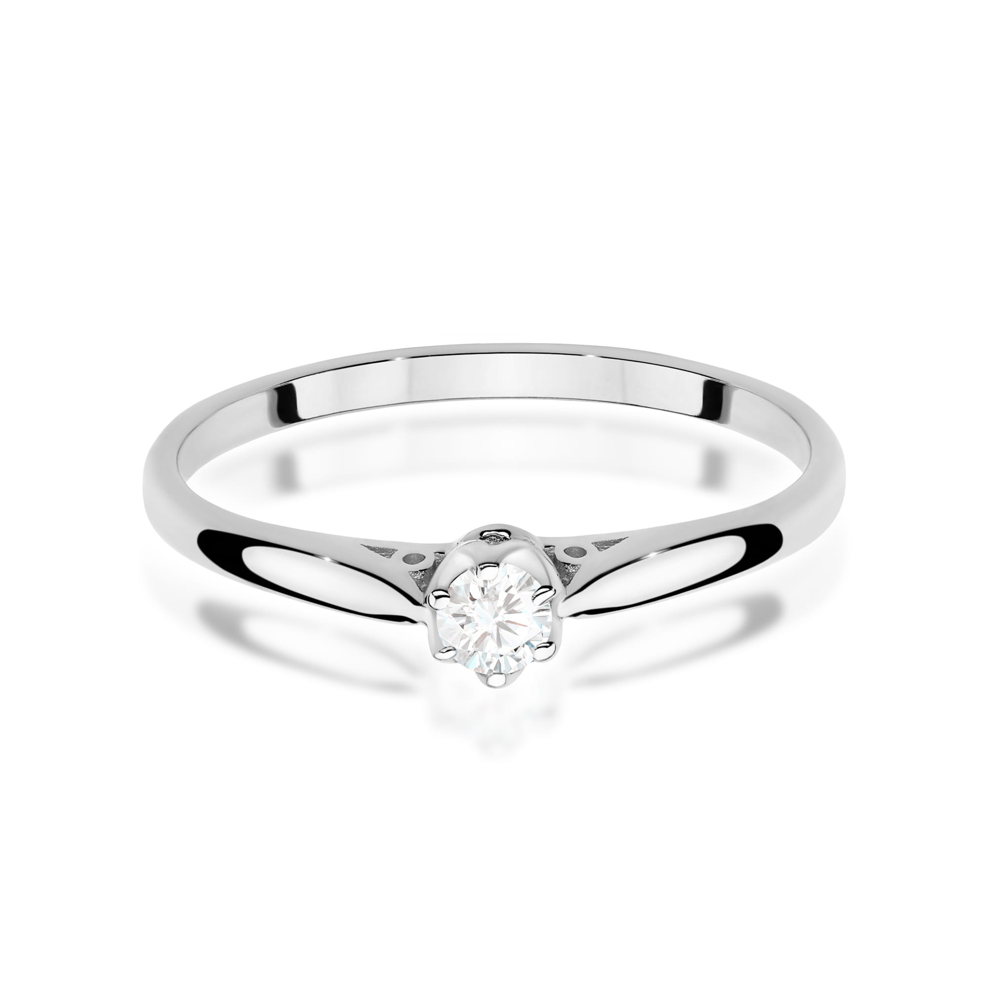 W0672.B3.DIW.01_2 Srebrny pierścionek z okrągłym, przezroczystym diamentem na delikatnej obrączce.