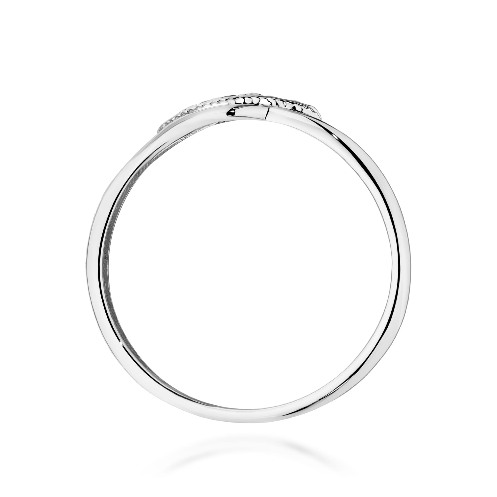 W0673.B3.DIW.01_3 Srebrny pierścionek o prostym, eleganckim designie z delikatnym zdobieniem na górze.