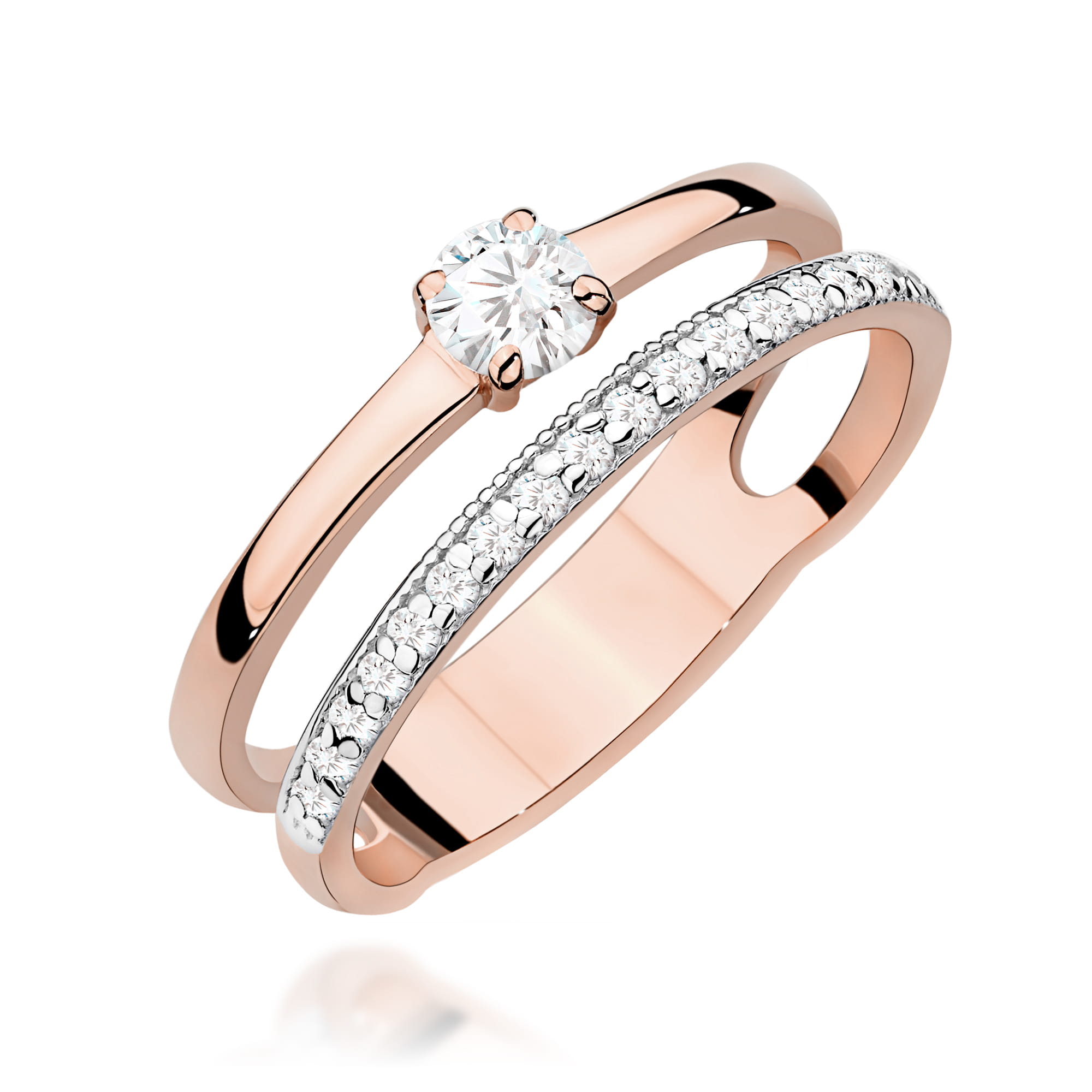 W0674.R3.DIW.01_1 Pierścionek z różowego złota z diamentem i ozdobną obrączką wysadzaną kamieniami.