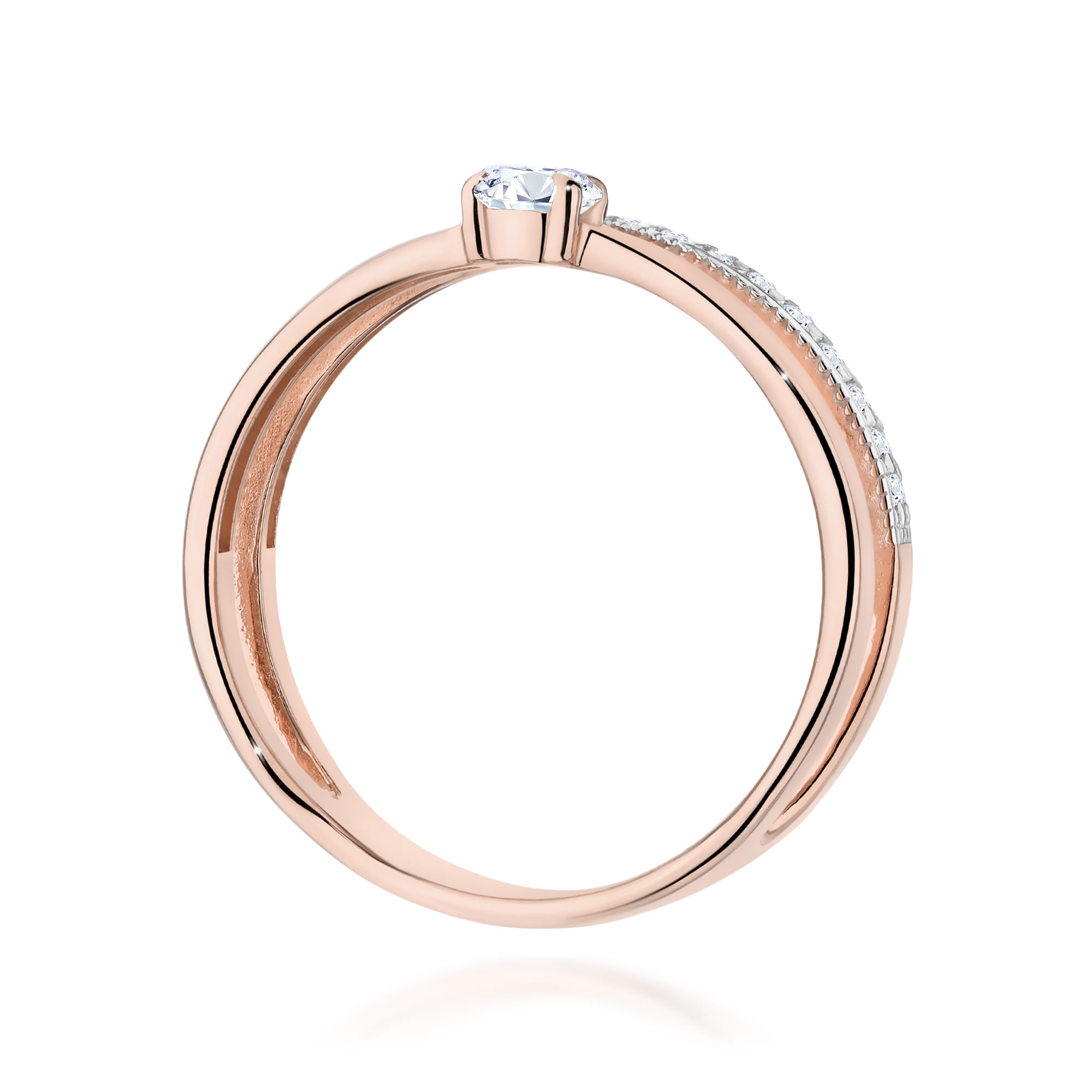 W0674.R3.DIW.01_3 Różowe złote pierścionek z centralnym diamentem i drobnymi kamieniami po boku.