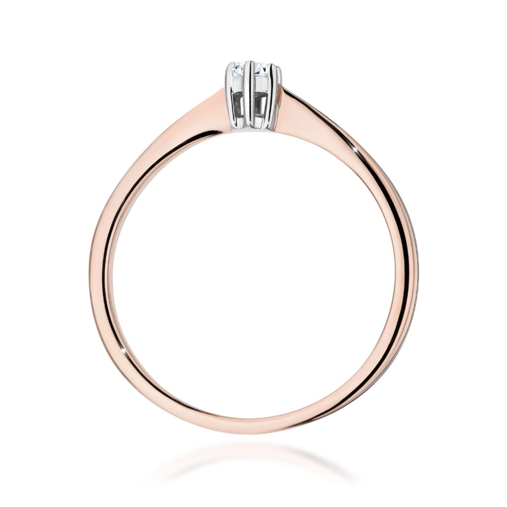 Złoty pierścionek z diamentem, o eleganckim, minimalistycznym designie.