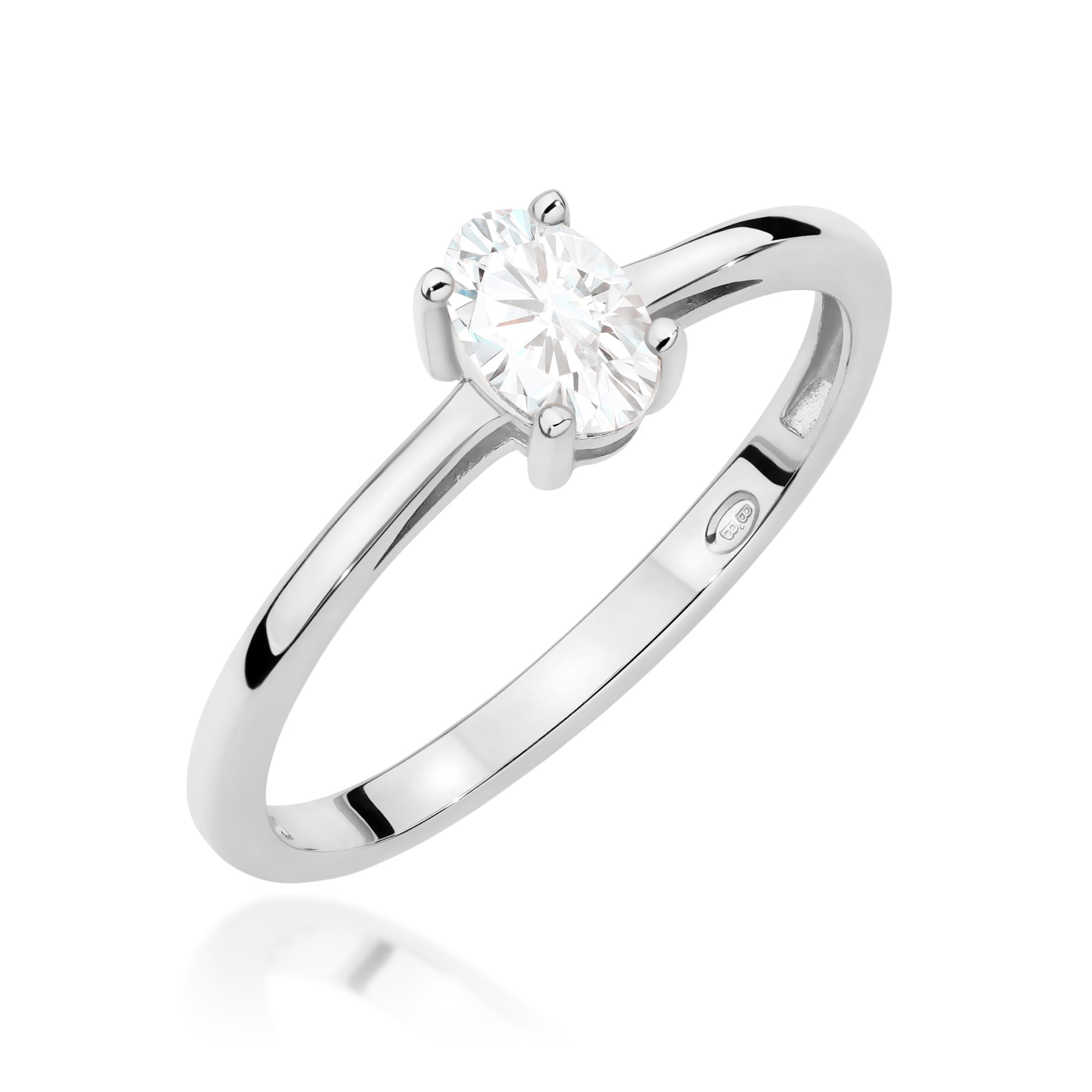 W0685.B3.SAW.01_1 Srebrny pierścionek z owalnym diamentem osadzonym w prostym, gładkim obrączce.