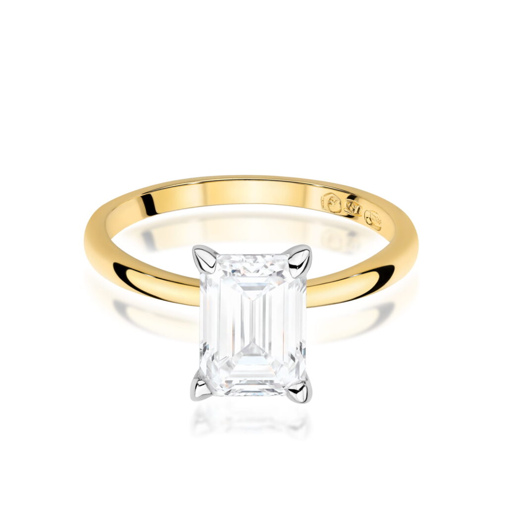 Złoty pierścionek z prostokątnym diamentem w szlifie emerald.
