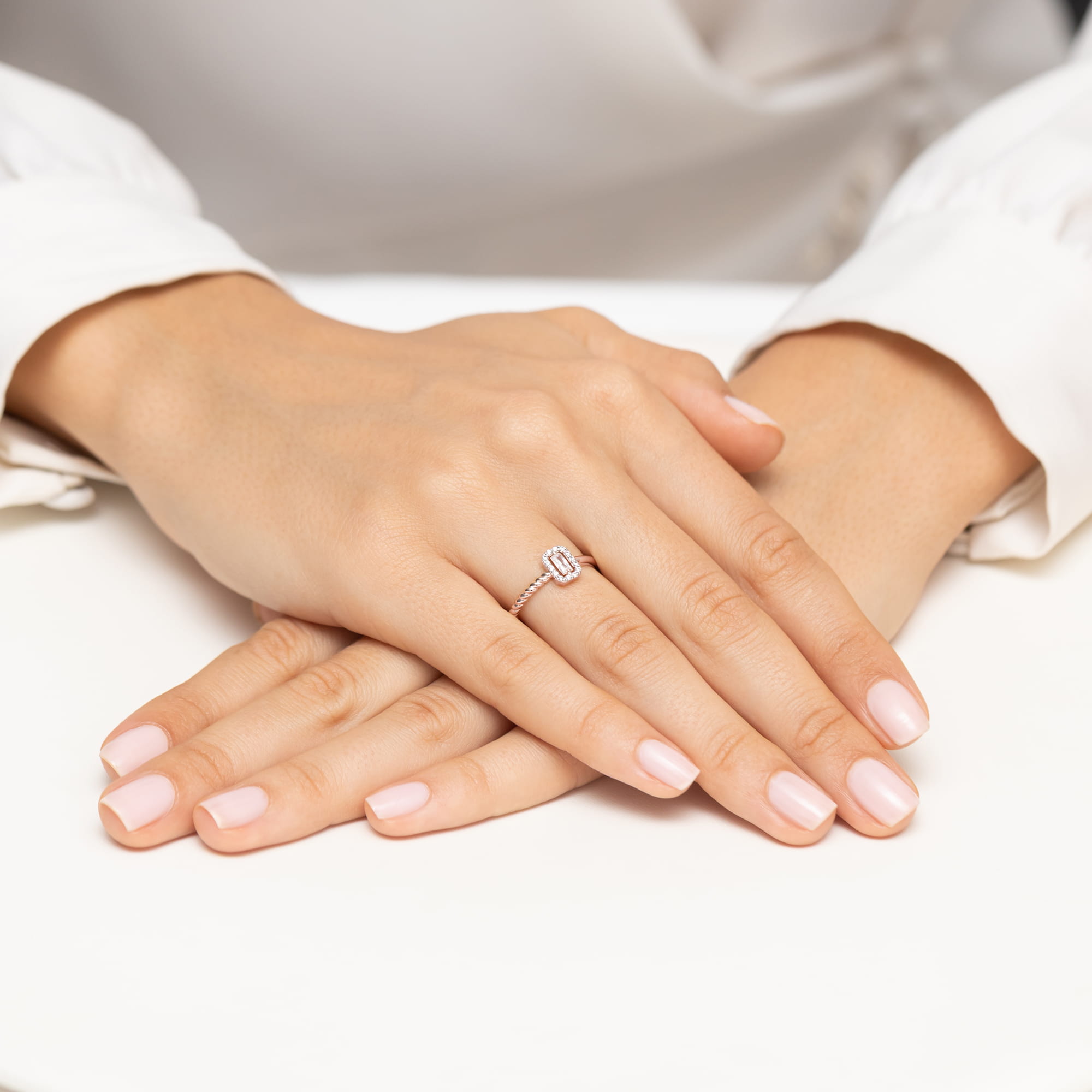W0707.R3.DIW.01_4 Delikatna ręka z manicurem, na której znajduje się subtelny pierścionek z kamieniem.