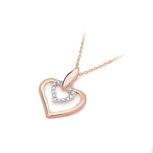 Złoty naszyjnik z dwoma sercami, jedno z diamentami, zawieszony na cienkim łańcuszku.