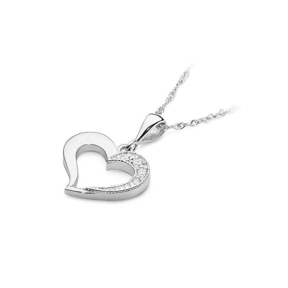 Z0023.B3.DIW.01_2 Srebrny wisiorek w kształcie serca z błyszczącymi diamentami, zawieszony na delikatnym łańcuszku.