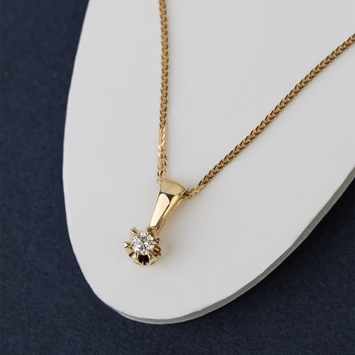 Z0032.Z3.LDW.02_3 Złoty naszyjnik z diamentowym wisiorkiem na białym tle.