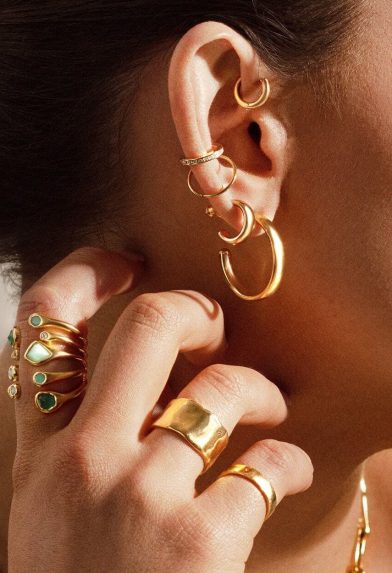 Tajemniczy obiekt na tle niebieskiego nieba i chmur.