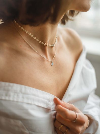 Naszyjnik z kamieniami szlachetnymi w realistycznym stylu.